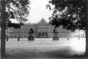 Stuttgart. Neues Schloß : Stuttgart. Neues Schloß (1744-1751; L. Retti, & 1751-1756; Ph. de La Guêpière). Haupteingangsfront mit Ehrenhof