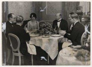 Reichsaußenminister Dr. Stresemann feiert im engsten Kreis seiner Familie, mit seiner Frau und seinen Söhnen Silberne Hochzeit im Hotel "Rose" in Wiesbaden. von links: Freiherr von Maltzahn, Frau Käte Stresemann, Gustav Stresemann, Legationssekretär Dr. Fe (?), Sohn Joachim Stresemann, Wolfgang Stresemann (Rückenansicht)