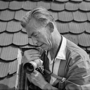Bildjournalist Erich Pohl (1904 - 1968) mit Kleinbildkamera EXAKTA VAREX