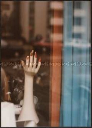 Hand einer Schaufensterpuppe (Altersgruppe bis 14)