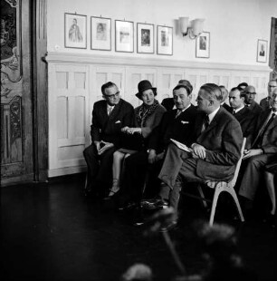 Theodor-Mommsen-Schule: Hamburger Straße: Aula: Festakt zur Eröffnung der VHS-Winterarbeit: Gastredner Gerhard Stoltenberg, Bundesminister für wissenschaftliche Forschung, in vorderer Sitzreihe vorn rechts: dahinter Gäste: 15. Oktober 1967