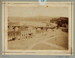 Das Elbufer und der Gasthof Helbig´s Etablissement (umgebaute letzte Häuser des Italienischen Dörfchens) in Dresden, im Hintergrund die Augustusbrücke, Blick aus der Semperoper auf den Theaterplatz nach Osten