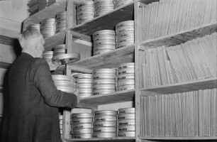 DEFA-Studio für Synchronisation in Berlin-Johannisthal. Mitarbeiter im Tonarchiv