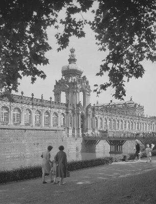 Dresden. Zwinger, Kronentor mit Langgalerien und Graben
