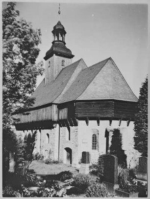 Marienberg-Lauterbach. Wehrkirche Lauterbach (1346/1355, um 1500 Erweiterung, 1618/1623 Renovierung, nach 1906 Neubau). Ansicht über den Kirchhof von Südosten