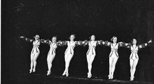 Scala: Ballet; Arme auseinander