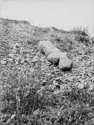 Steinkreuz : Steinkreuz (Tatzenkreuz; D 106) auf der Halde des Steinbruchs am Kreuzberg liegend