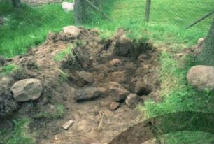 Bargfeld-Rögen: bei Elmenhorster Straße: Umsetzen von Meilenstein [Nr. 7]: alter Standort: Ausbruchgrube