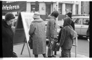 Kleinbildnegative: Flugblattaktion der SEW, Winterfeldtplatz, 1980