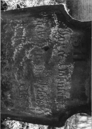 Grabstein 201 (Index: 100116344) Material: Sandstein Zustand: verwittert mit Textverlust Maße HxBxT: 79x53x10 cm Beschreibung: Stele mit eingezogenem Rundbogenabschluß, eingetieftes Schriftfeld Symbolik: Blüte Besonderheit: Nr. 511: Grabstein 201A