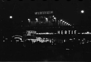 Berlin: Lichtreklamen mit Wertheim und S-Bahnhof Alexanderplatz