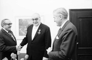 Freiburg: Regierungspräsidium; Bundesverdienstkreuz für Schachmeister Friedrich Stork durch Vizepräsident Bittighofer