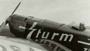 Sportflugzeug Klemm L-30 der SA-Fliegersturm-Staffel auf dem Flugplatz Dresden-Heller, Teilansicht mit Flugzeugführer in offener Kabine (auf dem Rumpf Reklame der Sturm-Zigarettenfabrik Arthur Dreßler Dresden)