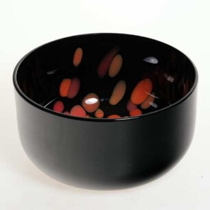Schwarze Schale mit orangefarbenen Flecken