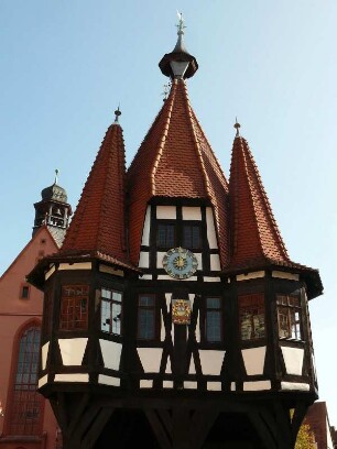 Fachwerk-Rathaus, dahinter Stadtkirche
