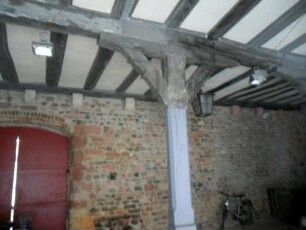 Stadtbild-Romanisches Steinhaus (1187-Vogtei 1984-renoviert)-Erdgeschoßhalle mit hölzerner Flachdecke und Längsunterzug auf Holzstütze in Übersicht