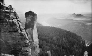 Sächsische Schweiz. Schmilka. Teufelsturm. Blick vom Massiv über Elbtal gegen Zirkelstein und Kaiserkrone