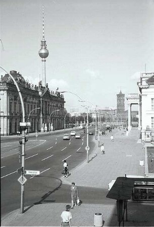 Berlin: Ost; Unter den Linden; Zeughaus und Fernsehturm