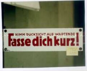 Schild mit Aufforderung "Fasse dich kurz!"