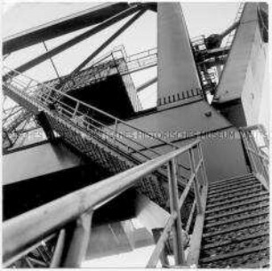 Detailaufnahme der Treppe einer Industrieanlage