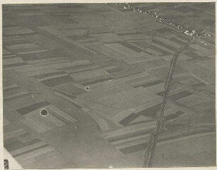 Einzelne Bildtafel "Aufnahmen des Landungsplatzes bei Mintraching. Aufnahmehöhe 850-900 m, Entfernung in der Luftlinie 2 bis 2 1/2 km": Ansicht von Nordosten (oben rechts Neufahrn)