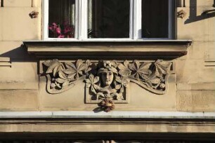 Fensterbrüstung mit Maske und Kastanienblattornament