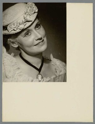 Manja Behrens in "Minna von Barnhelm" : Manja Behrens als Protagonistin im Schauspiel "Minna von Barnhelm" von Gotthold Ephraim Lessing in der Inszenierung von Carl Balhaus (Ballhaus). Staatsschauspiel Dresden, Neueinstudierung 24. Juni 1951