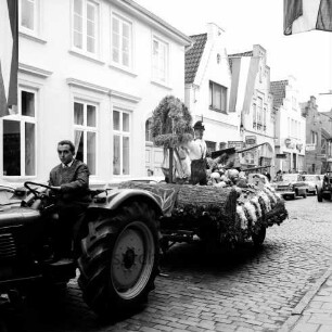 Erntedankfest: Hindenburgstraße: Festumzug: Erntewagen der Landjugendgruppe Bargteheide