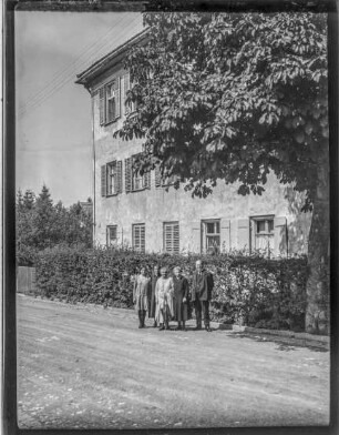 Füssen, Gruppe von 5 Leuten vor Haus