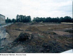 Baustelle Sächsische Landesbibliothek - Staats- und Universitätsbibliothek Dresden, Zentralbibliothek. Erdbau, Baufläche bei Beginn des Aushubes der Baugrube. Blick nach Norden : Dresden-Räcknitz, Zellescher Weg 18. Baustelle Sächsische Landesbibliothek - Staats- und Universitätsbibliothek Dresden, Zentralbibliothek. Erdbau, Baufläche bei Beginn des Aushubes der Baugrube. Blick nach Norden