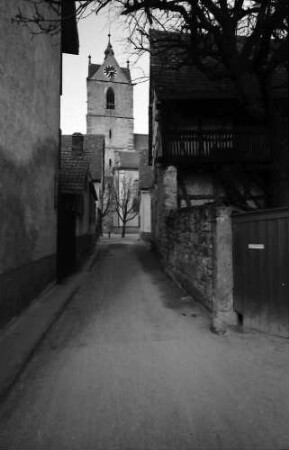 Endingen: Gasse mit Turm der Peterskirche