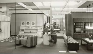 Schlafzimmer : Ausstellungskoje mit Schlafzimmer und Wohnzimmer vom VEB Möbelwerke Hainichen