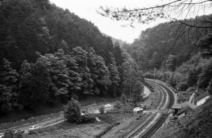 Hochspeyer: Bahnlinie und B 37 im Tal bei Hochspeyer