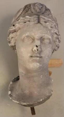 Weiblicher Kopf mit Diadem