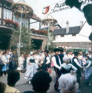 St. Martin. Auftritt einer Pfälzer Trachtengruppe anläßlich der Weinkerwe
