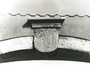 Dresden-Naußlitz, Altnaußlitz 6. Dreiseithof, Toranlage (bez. 1838), Schlussstein im Bogenscheitel des Torbogens