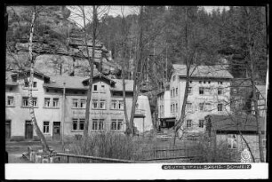 Restaurant Beuthenfall im Kirnitzschtal, Straßenansicht mit Wasserfall