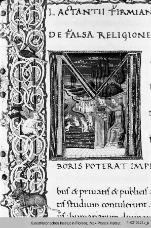 Lactanz: Istitutiones divinae : De falsa religione: Buchseite mit Randbordüre, eingeschlossenem Mediciwappen, Text, historisierter Initiale M mit der Darstellung des Lactanz