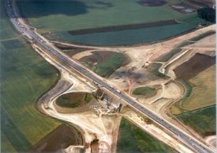 Molsdorf. Baustelle Autobahnkreuz Erfurt der Bundesautobahnen BAB 4 (in Betrieb) und BAB 71 (im Bau). Luftbild-Schrägaufnahme von Ostsüdost