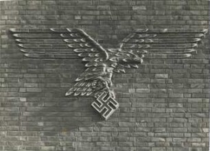 unbekannter Ort: Klinkerrelief fliegender Adler, in Fängen Hakenkreuz: mit Bemalung: an Backsteinwand: Nahaufnahme
