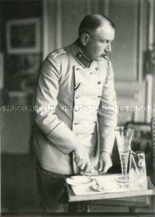 Aufnahme eines Militärs im Atelier