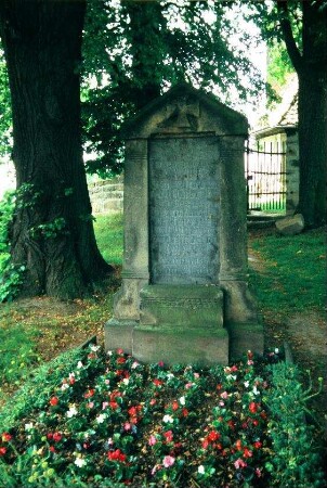 Kriegerdenkmal bei der Kirche