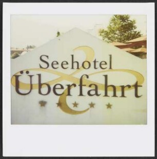 Schild des Seehotels Überfahrt in Rottach-Egern