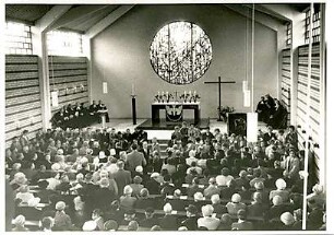 Grund, Peter; Bottrop - Batenbrock; Ev. Auferstehungskirche und Pfarrhaus - Innenansicht mit Menschen