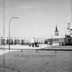 Marktplatz: rechts Wohngebäude des Stonsdorfer Weges, mittig Kirche des kirchlichen Zentrums Harksheide, links Wohngebäude der Falkenbergstraße: Blick nach Norden: Winterbild