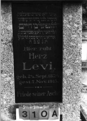 Grabstein 310 (Index: 99797110) Material: Granit Zustand: gut Maße HxBxT: 250x80x38 cm Beschreibung: Stele, Sockel, Abschl:Sonderform, Urnenaufsatz, rechteck. Schriftplatte Symbolik: Urne: Grabstein 310A