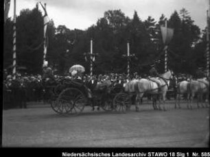Einzug des Herzogs Johann Albrecht von Mecklenburg in Wolfenbüttel Enthält: Das Herzogspaar wird in einer Kutsche von Honoratioren begrüßt, dahinter Zuschauer