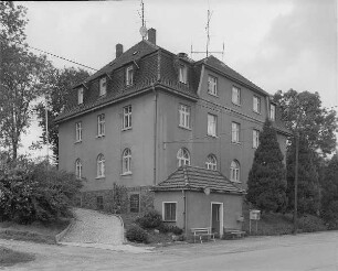 Etzdorf, Waldheimer Str., Bushaltestelle mit massiver Wartehalle