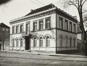 Güstrow, Friedrich-Franz-Straße 10. Wohnhaus. Eckansicht mit Fassade Schweriner Straße
