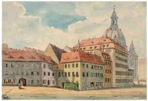 Die nördliche Bebauung der Salzgasse in Dresden von Norden vom Zeughaushof (Georg-Treu-Platz) gesehen, links die Königliche Salzverwalterei, rechts vor der Frauenkirche das Coselpalais, 1853-1901 Sitz der Königlichen Polizei